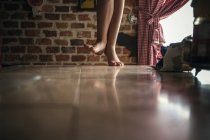Bambino che cammina sul pavimento — Foto stock