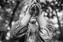 Mädchen hält Zweig in Händen — Stockfoto