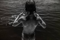 Garçon debout sur l'eau — Photo de stock