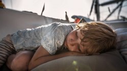 Garçon dormir dans le bateau — Photo de stock