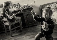 Niños jugando con palo - foto de stock