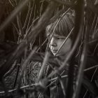 Kleiner Junge steht am Zaun — Stockfoto