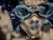 Niño en la natación googles bajo el agua - foto de stock