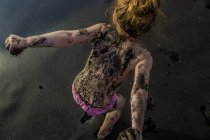 Menina suja com areia — Fotografia de Stock