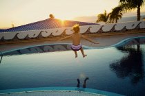 Rapaz saltando na água da piscina — Fotografia de Stock