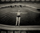 Niño cayendo sobre el agua - foto de stock