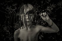 Junge hält Farnblatt in der Hand — Stockfoto