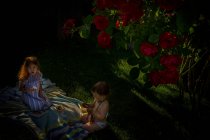 Zwei kleine Mädchen im Garten — Stockfoto