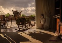 Мальчик на кресле-качалке при ярком солнечном свете — стоковое фото