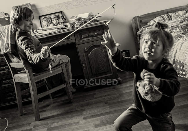 Kinder spielen mit Stock — Stockfoto