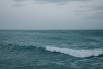 Océan et vague de roulement à Durdle Door — Photo de stock