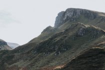 Скалистая гора на острове Скай — стоковое фото