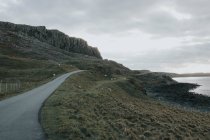 Дорога на обочине скалы — стоковое фото
