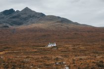 Maison solitaire sur la colline de montagne — Photo de stock