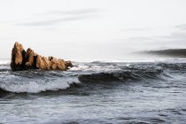 Pintoresco océano tormentoso - foto de stock