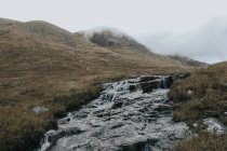 Gebirgsfluss auf der Insel Skye — Stockfoto