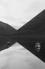 Piccole barche su un grande Loch . — Foto stock