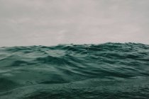 Onde oceaniche il giorno coperto — Foto stock