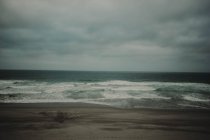 Vagues océaniques sur le littoral — Photo de stock