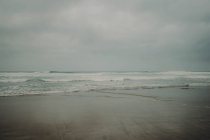 Океанские волны на побережье — стоковое фото