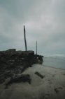 Riva rocciosa con spiaggia sabbiosa — Foto stock