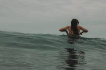 Frau stellt sich den Wellen — Stockfoto