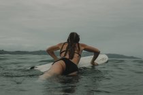 Surfista em prancha de surf no oceano — Fotografia de Stock