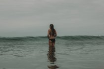 Frau stellt sich den Wellen — Stockfoto