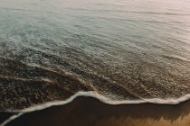 Vagues océaniques sur le littoral — Photo de stock