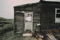 Cabana abandonada na costa — Fotografia de Stock