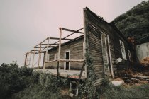 Cabina abbandonata sulla costa — Foto stock