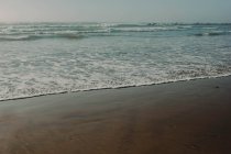 Океанічні хвилі на береговій лінії — стокове фото