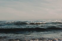 Oceano agitado pitoresco — Fotografia de Stock