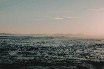 Живописный бушующий океан — стоковое фото