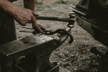 Real scene of blacksmith making a horseshoe — Stock Photo