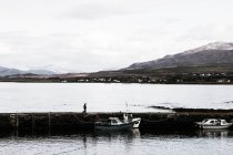 Piccole barche sul molo — Foto stock