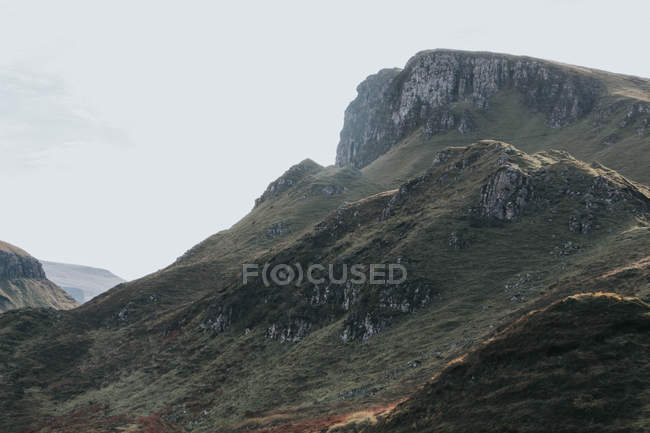 Montaña rocosa en la Isla de Skye - foto de stock
