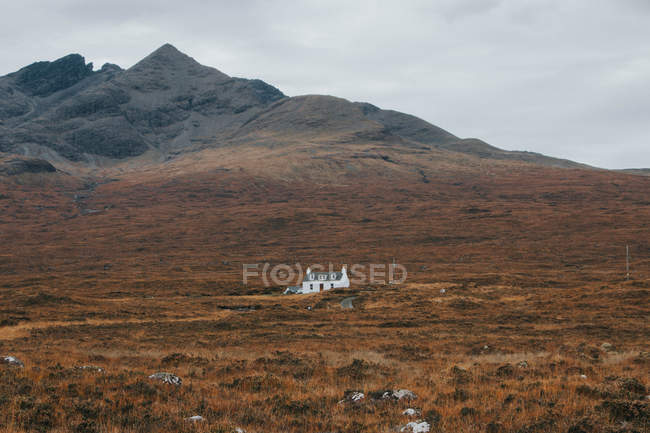 Casa solitaria en colina de montaña - foto de stock
