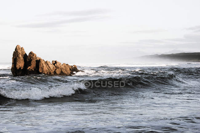 Pintoresco océano tormentoso - foto de stock