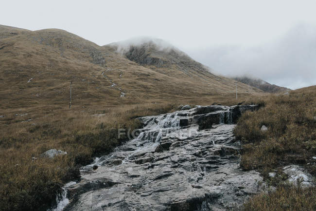 Rivière de montagne à l'île de Skye — Photo de stock