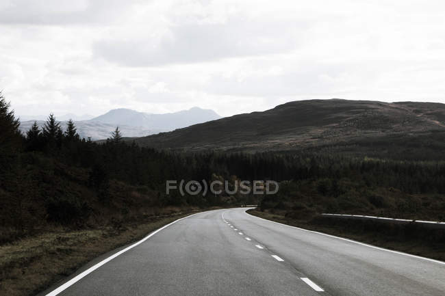 Carretera en Highlands en Escocia - foto de stock