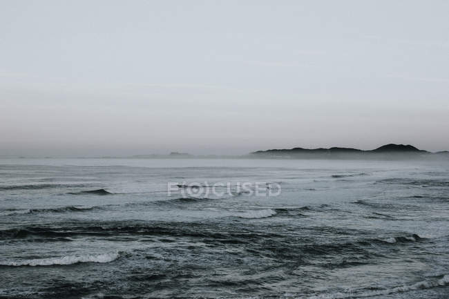 Meereswellen an der Küste — Stockfoto