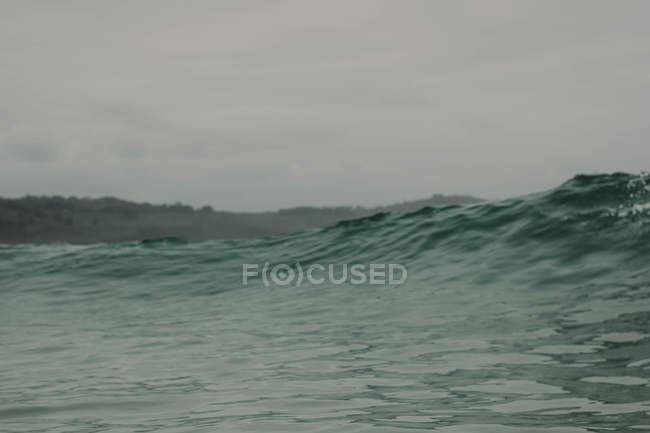 Волна катится по берегу — стоковое фото