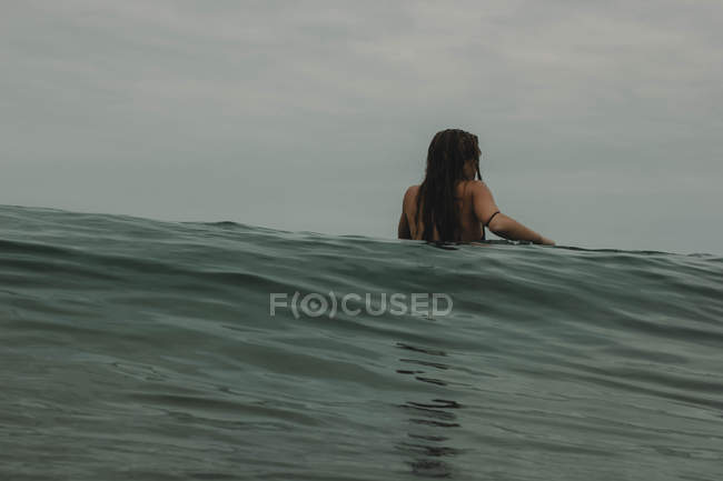 Mujer enfrenta las olas - foto de stock