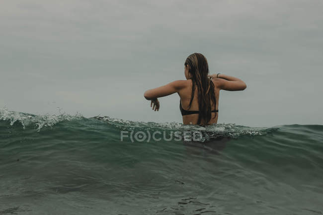 Femme face aux vagues — Photo de stock