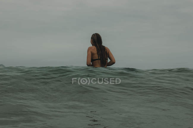 Mulher enfrenta as ondas — Fotografia de Stock