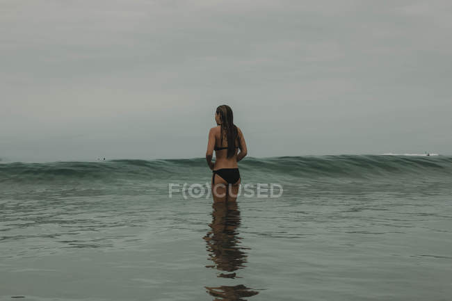 Mujer enfrenta las olas - foto de stock