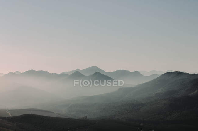 Misty Highlands en Escocia - foto de stock