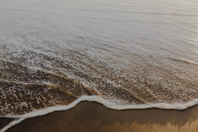 Океанские волны на побережье — стоковое фото