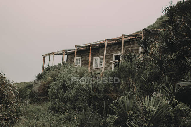 Cabaña abandonada en la costa - foto de stock
